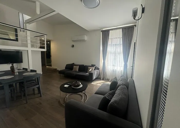 Luxe Apartment In Center